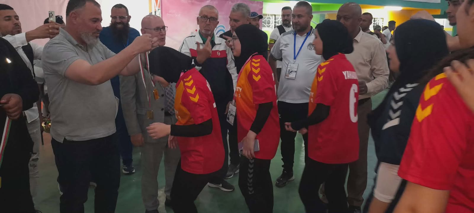 L'université de Oran 1 présente à la ville universitaire de Wahran sa première médaille d'or après que l'équipe féminine de handball ait remporté la coupe universitaire lors du match final aux dépens de l'université Jigel avec un score de 27-22