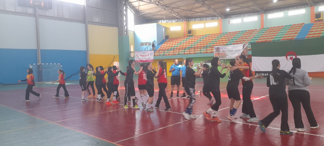L'université de Oran 1 présente à la ville universitaire de Wahran sa première médaille d'or après que l'équipe féminine de handball ait remporté la coupe universitaire lors du match final aux dépens de l'université Jigel avec un score de 27-22